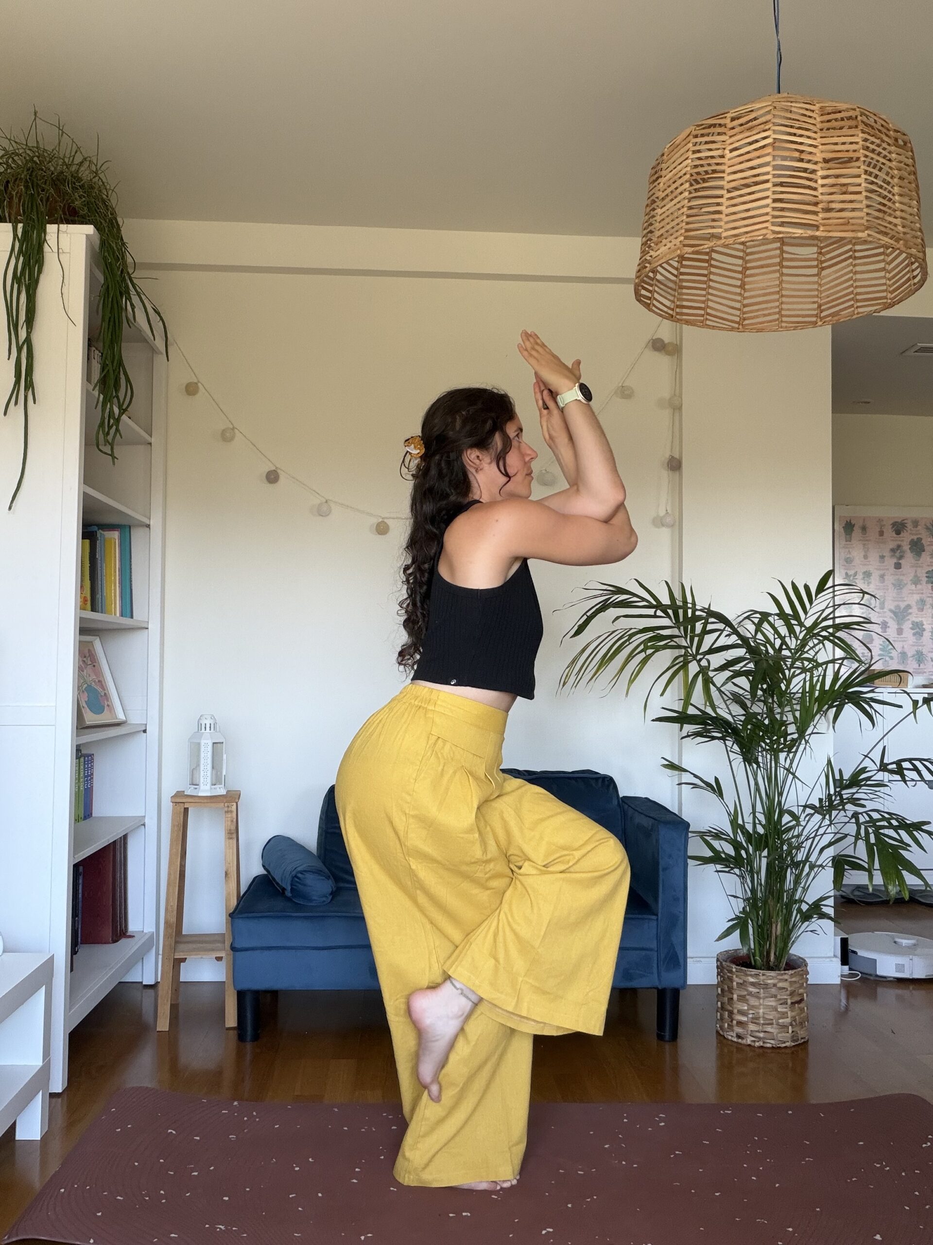 Posture de l'aigle yoga